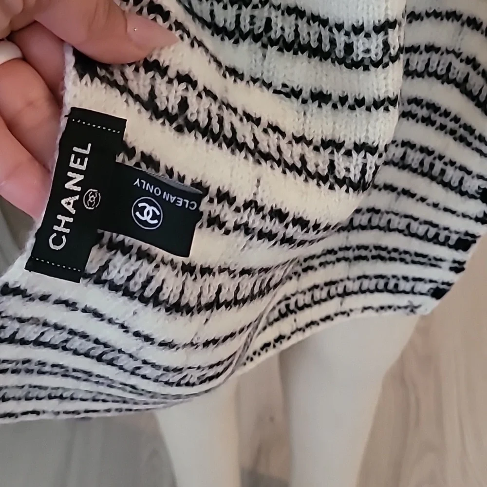 CHANEL Cream Knit Top with Black-Trim CC Patch - Picture 5 of 10